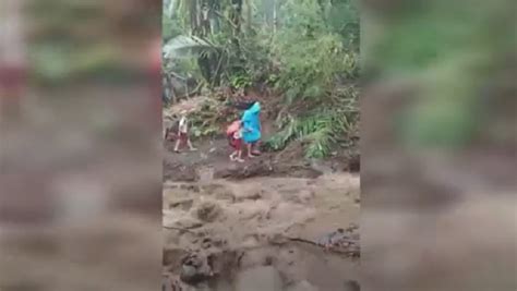 Video Viral Menegangkan Siswa Sd Seberangi Jalan Diterjang Banjir Di