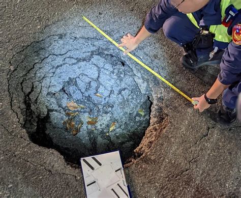 影 真‧入坑！高雄深夜馬路驚見40cm深大洞 至少8車中招輪胎壞 中天新聞網