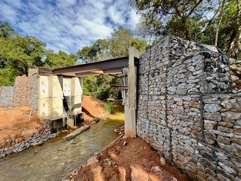 Construção da nova ponte sobre o Ribeirão Pirapetinga está em fase