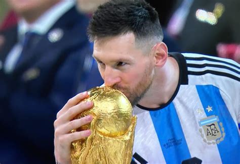 La Foto Della Serata Messi Corona La Sua Carriera E Finalmente Bacia