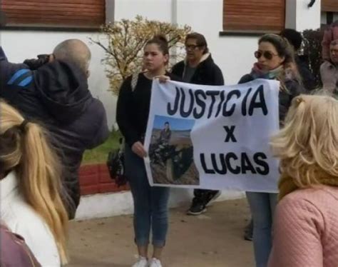 Crimen De Lucas Valentini Una Multitud March Junto A La Familia Del