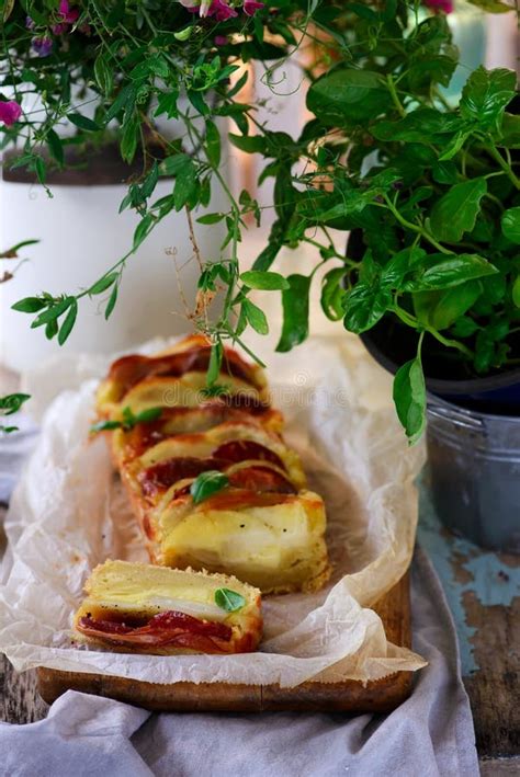 Italienischer Kuchen Mit Salami Kartoffeln Und Provolon Selektiver