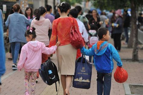 孩子上学家长背书包专家背书包不会背伤娃溺爱才会 减负 家长 肩膀 新浪新闻