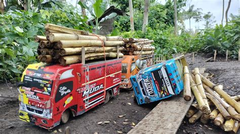 SOPIR HANDALMOBIL MINIATUR MAINAN TERPENTAL BERMUATAN BAMBU DI JALUR