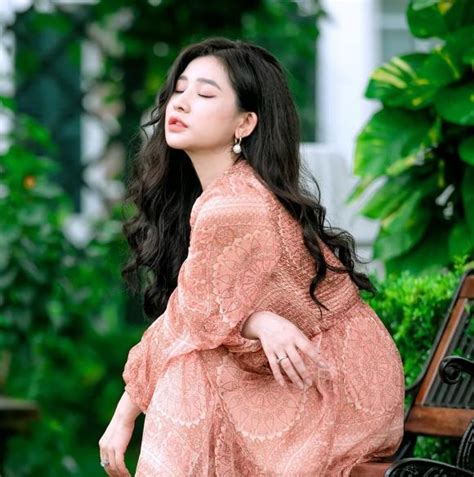 Quang Lê ôm hôn công khai hot girl Ivy vợ cũ Hồ Quang Hiếu