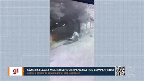 Vídeo Polícia Procura Por Homem Que Espancou Mulher No Meio Da Rua Em