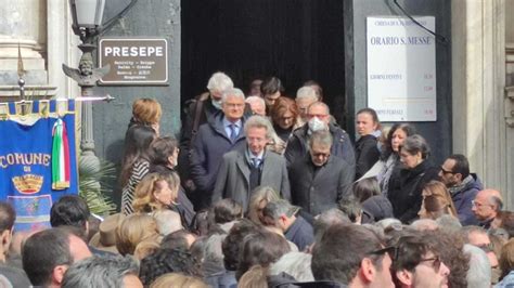 Napoli Folla E Commozione Ai Funerali Di Gabriella Fabbrocini Un