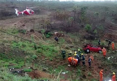 Carro Capota Cai De Ribanceira E Deixa Tr S Pessoas Feridas Valle