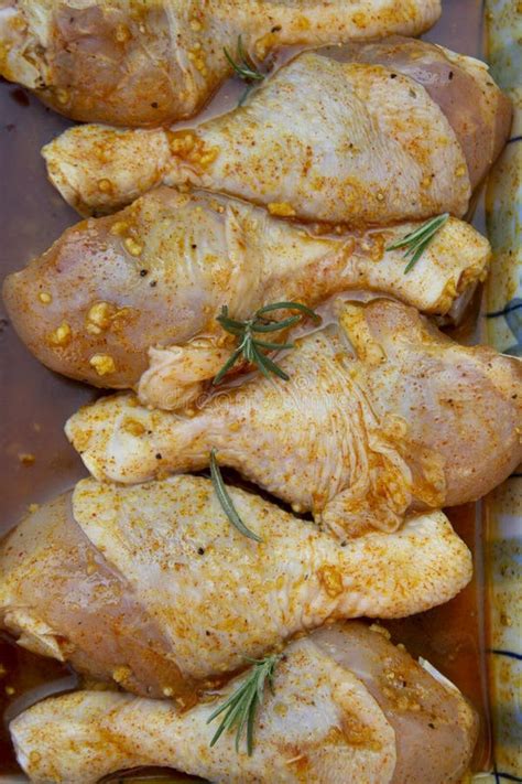 Piernas De Pollo Adobadas Crudas Con Las Especias Listas Para Ser