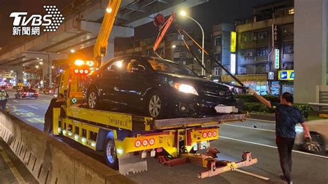 吃感冒藥上路反而慘！轎車猛撞護欄瞬間崩了 車輪脫落 Yahoo奇摩汽車機車