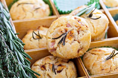 Muffin de queijo tomate e manjericão é fácil de fazer e ótima opção de