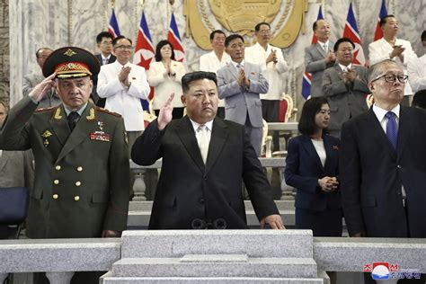 金正恩氏が軍事パレードに中ロの代表団と出席、「火星18」など披露 Bloomberg