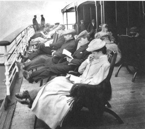 Passeggeri Di Prima Classe Si Godono La Partenza Del Titanic Dal Ponte Della Nave Southampton