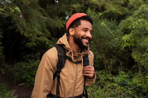 Hombre de tiro medio en excursión de senderismo Foto Gratis