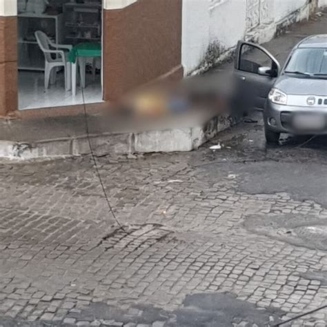 Casal é atingido por descarga elétrica após raio atingir fio de alta