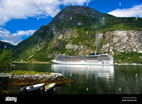 Kreuzfahrt Schiff Msc Poesia Im Geiranger Fjord Geiranger Norwegen