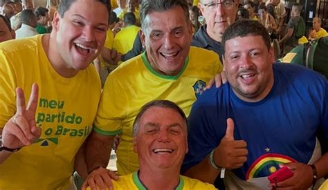 Pré Candidato De Camaragibe Presenteia Bolsonaro Com Camisa Do Sport