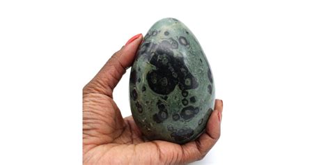 Oeuf minéral en jaspe kambamba Madagascar 700gr 100mm Ref 221209369