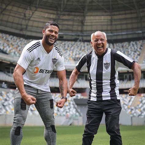 Reinaldo e Hulk interagem nas redes sociais após gol 100 do atacante