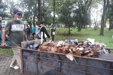 H Ramadan Gubernur Kalsel Bersih Bersih Masjid Sabilal Muhtadin