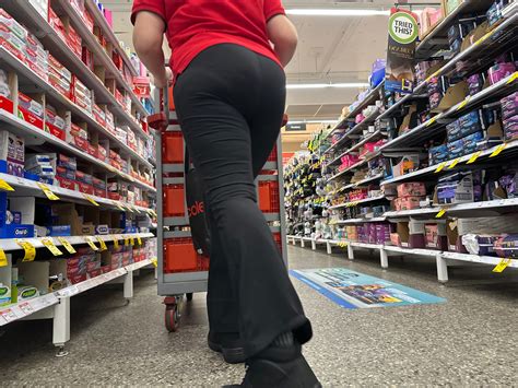 Close Up Phat Ass Grocery Store Girl OC Spandex Leggings Yoga Pants Forum