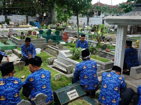 Hut Korpri Um Ke Ziarah Makam Leluhur Dan Senior Universitas Negeri