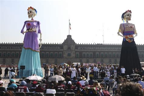 Inauguran Ofrenda Monumental del Día de Muertos en el Zócalo capitalino