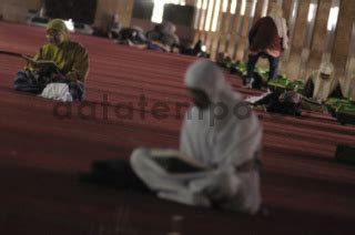 Membaca Al Quran Di Masjid Istiqlal Jakarta Datatempo