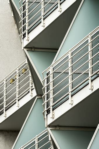 Balkon Gedung Modern Tinggi Di Wina Austria Foto Stok Unduh Gambar