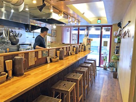 女性客であふれる板橋・大山商店街のラーメン店『morris』のシンボルは巨大バナナ？｜さんたつ By 散歩の達人