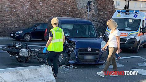 Livorno Via Della Cinta Esterna Scontro Auto Scooter Due Feriti