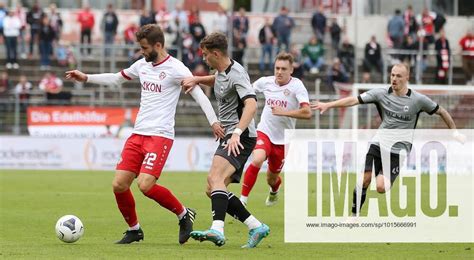 V Li Daniel Haegele FC Wuerzburger Kickers Edin Hyseni SV Wacker