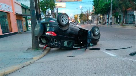 Impactante Choque Y Vuelco Altera La Calma Matinal En Plena Avenida