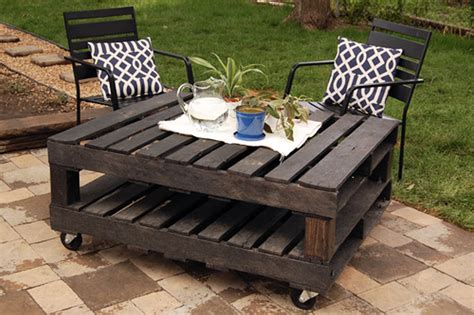 How To Make A Outdoor Coffee Table Out Of Pallets With Papers