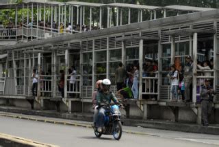 Antrean Panjang Penumpang Bus Transjakarta DATATEMPO