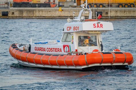 La Guardia Costera Italiana Rescata A Cerca De 600 Personas En El Mar