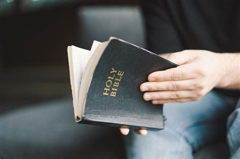 El Hombre Cristiano Sostiene La Santa Biblia En Las Manos Leyendo La