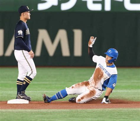 ＜日・オ＞初回、安打を放った今川は紅林の悪送球の間に二進する（撮影・西海健太郎） ― スポニチ Sponichi Annex 野球