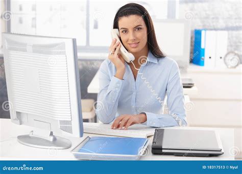 Femme Travaillant Dans Le Bureau Image Stock Image Du Cheveu Heureux