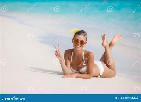 Donna In Bikini Alla Spiaggia Tropicale Immagine Stock Immagine Di