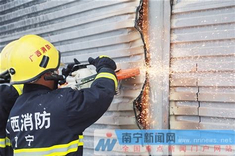 长堽路汽修店大火现场触目惊心 14辆车被烧剩铁壳 中国在线