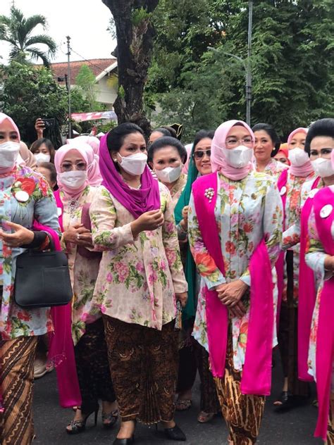 Berkebaya Bersama Ibu Negara Di Hari Batik Nasional 2022