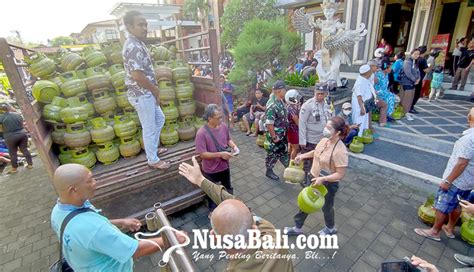 NUSABALI Warga Kuta Serbu Operasi Pasar Elpiji 3 Kg