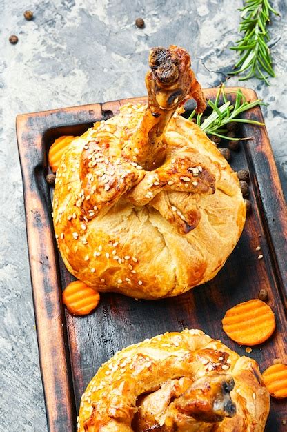 Muslo de pollo al horno en masa | Foto Premium