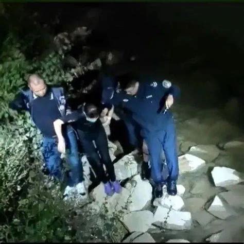 夜晚突发！江门一女子轻生！民警跳入冰冷河水救援蓬江区进行群众