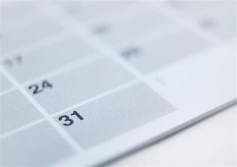 Primer plano de un calendario mensual que muestra el número 31 treinta