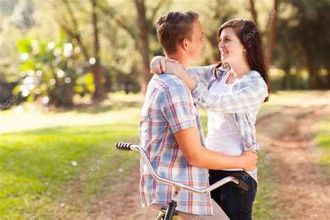 Pareja Adolescente Enamorada Foto De Stock Michaeljung 28179969