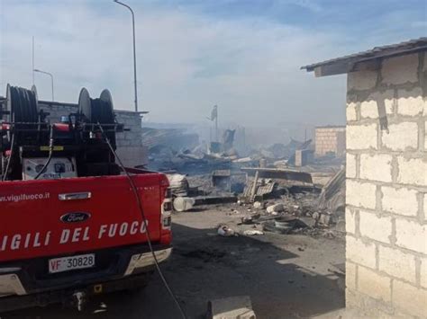 Incendio A Borgo Mezzanone A Foggia Distrutte Diverse Baracche Nessun