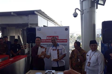 Foto Jembatan Penghubung Stasiun Lrt Velodrome Halte Transjakarta