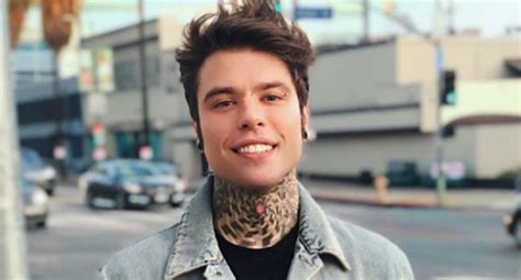 Fedez Cambio Look Per Il Lancio Del Suo Nuovo Singolo Un Trionfo Di Colori